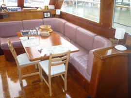 Galley_seating_area_at_Starboard_side.jpg (149367 bytes)