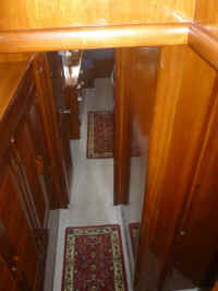 Hall top of stair towards stern State rms.jpg (94789 bytes)