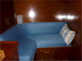 Master State rm seating area on Starboard side at stern.jpg (235684 bytes)